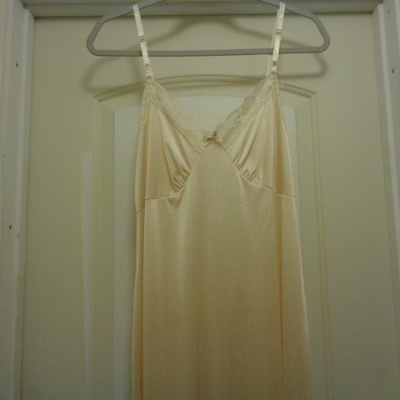 VINTAGE STYLE LONG CREAMY BEIGE NYLONG LACEY SLP OR NIGHTIE 36 - Picture 3 of 6
